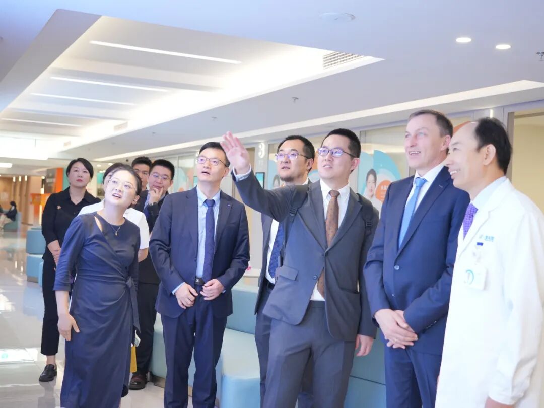 对话世界 睛准未来丨德国蔡司全球首席新一代机器人全飞秒培训师DieterErhardt到访大湾区,首站莅临广州普瑞眼科医院 - 广州普瑞眼科医院