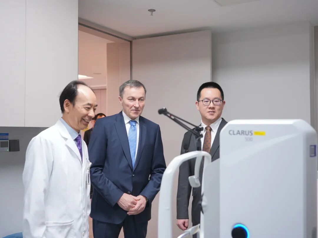 对话世界 睛准未来丨德国蔡司全球首席新一代机器人全飞秒培训师DieterErhardt到访大湾区,首站莅临广州普瑞眼科医院 - 广州普瑞眼科医院