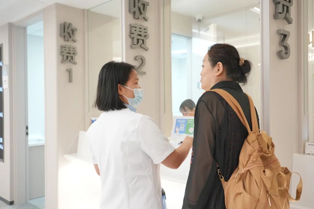 安心诊治背后的温暖:广州普瑞眼科医院帮助六旬玻璃体积血手术患者照料八旬母亲 - 广州普瑞眼科医院