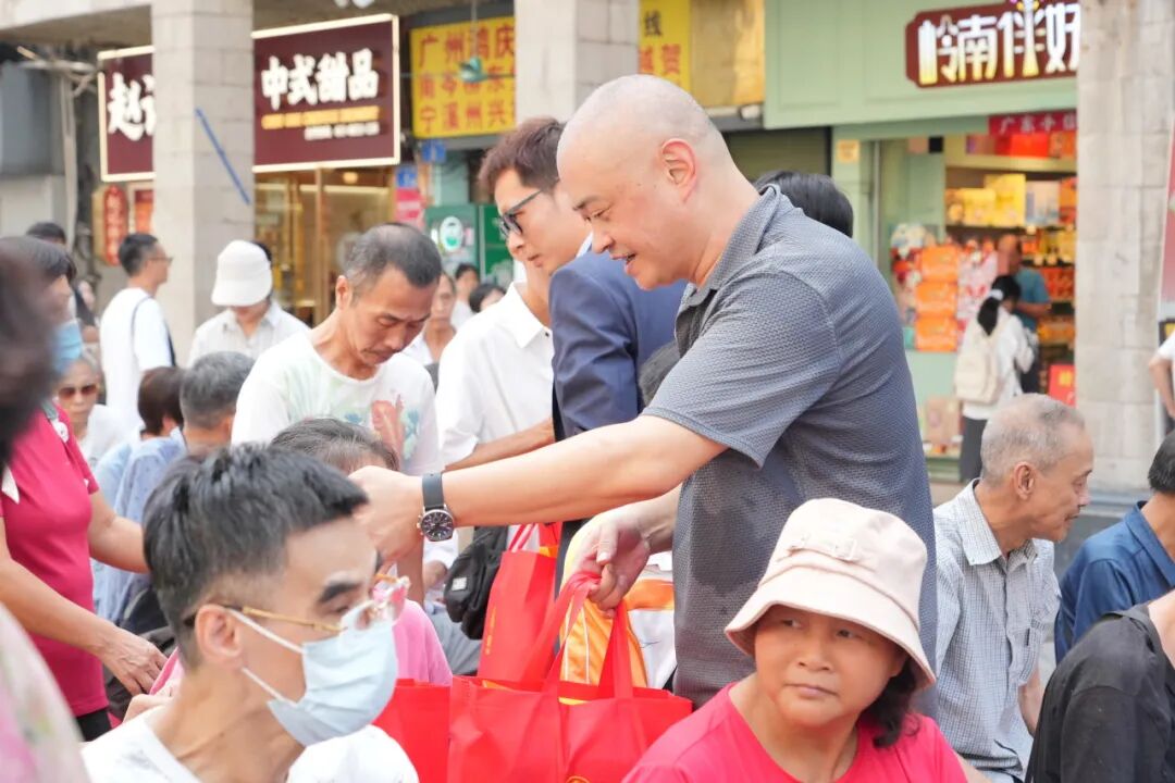 情满中秋，普瑞有爱 —— 广州普瑞眼科医院点亮人民街中秋温暖之光 - 广州普瑞眼科医院