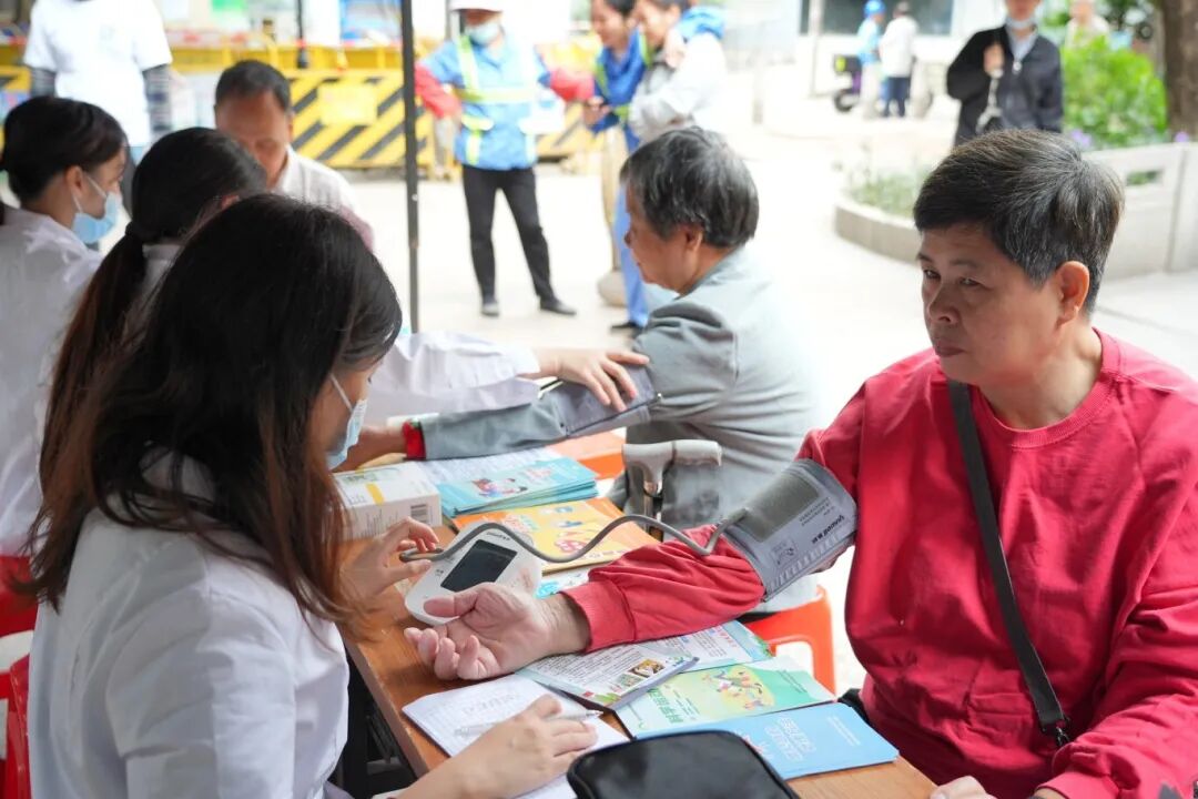共筑健康防线,点亮幸福之光 | 广州普瑞与人民街社区卫生服务中心联合举办义诊活动,守护社区居民眼健康 - 广州普瑞眼科医院