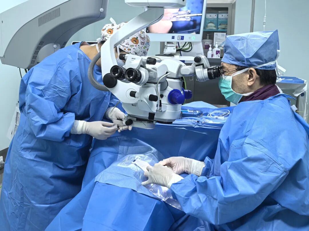 国内首例！2300度超高度近视患者龙晶®PR型晶体“双眼四襻同步植入”成功摘镜 - 广州普瑞眼科医院