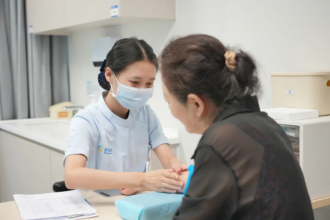 安心诊治背后的温暖:广州普瑞眼科医院帮助六旬玻璃体积血手术患者照料八旬母亲 - 广州普瑞眼科医院