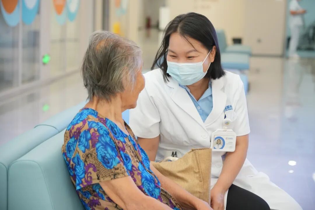 安心诊治背后的温暖:广州普瑞眼科医院帮助六旬玻璃体积血手术患者照料八旬母亲 - 广州普瑞眼科医院