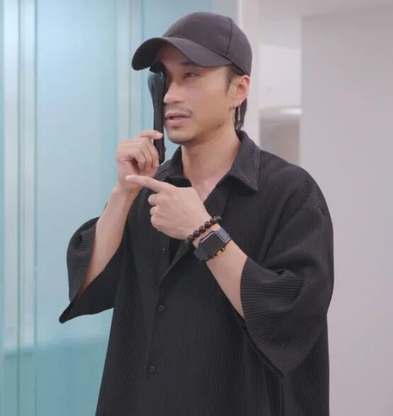 想摘镜却发现“眼底有个洞”?能做近视手术吗 - 广州普瑞眼科医院