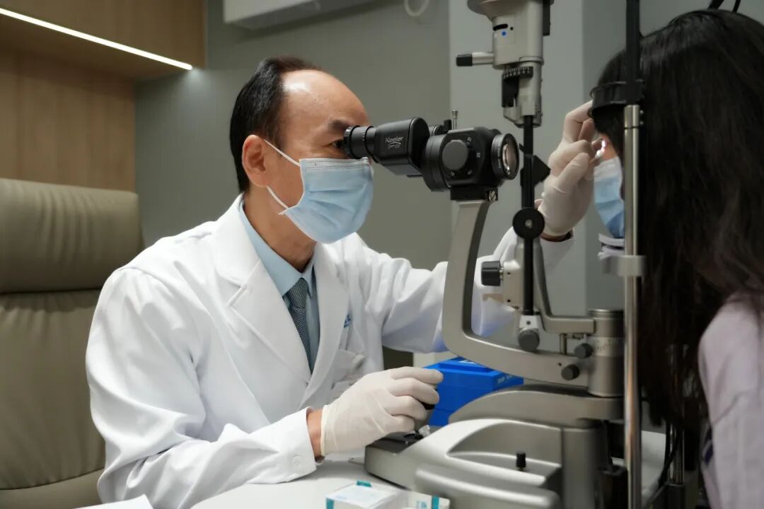 人工晶状体也会脱位？！24岁女孩从香港来内地求医 - 广州普瑞眼科医院