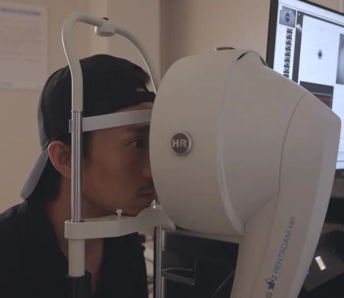 想摘镜却发现“眼底有个洞”?能做近视手术吗 - 广州普瑞眼科医院