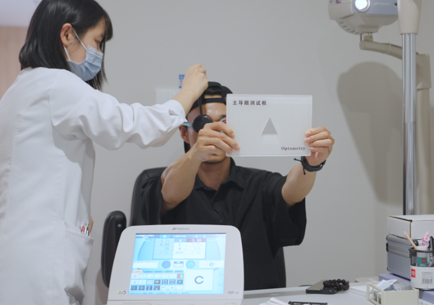 想摘镜却发现“眼底有个洞”?能做近视手术吗 - 广州普瑞眼科医院